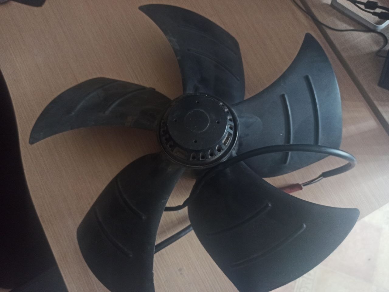 Купить Б/У Осевой мотор вентиляции Ebmpapst / A6E450-AN08-10, 230V, 50Hz, 0.64A, 145W, 4uF, 400VDB, 5172000600 - цены в Севастополе